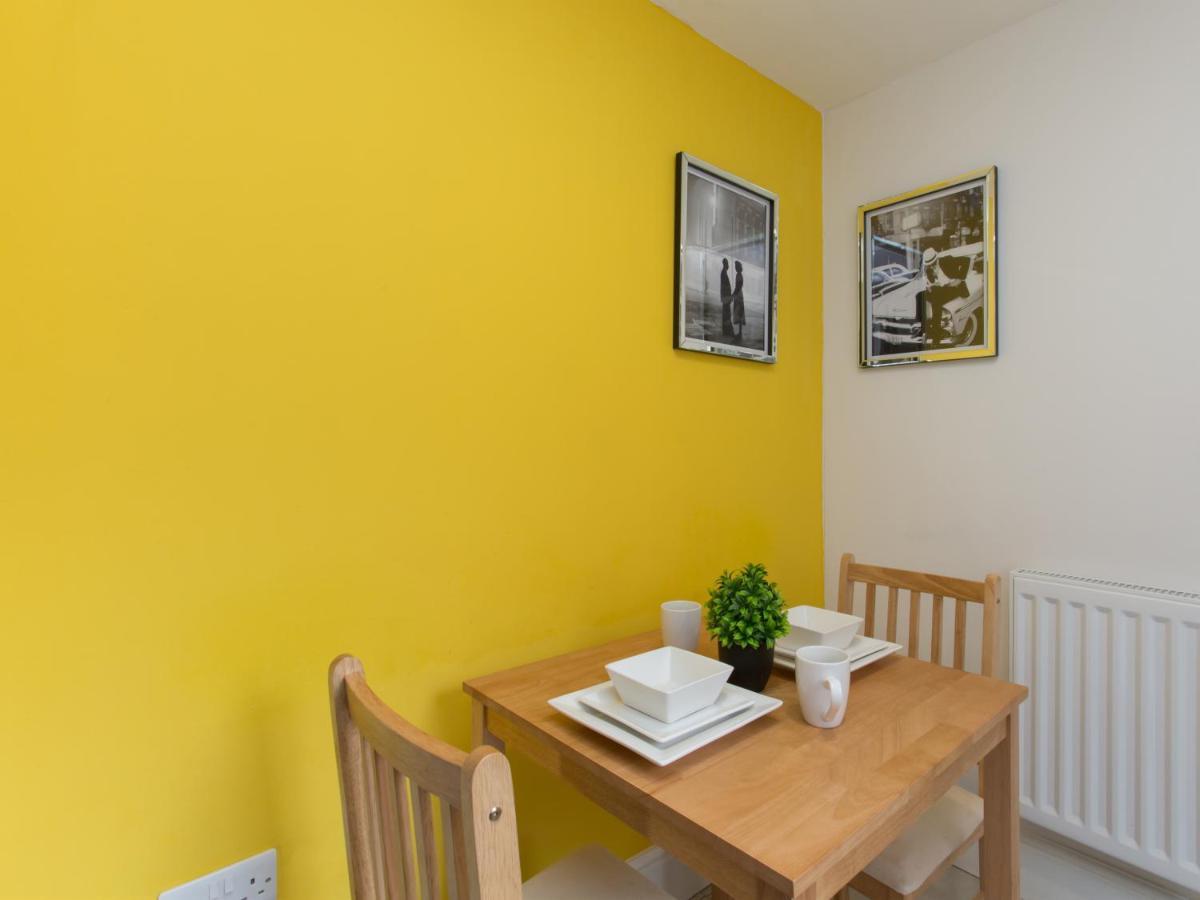 Townhouse @ West Avenue Crewe Bed & Breakfast Eksteriør bilde